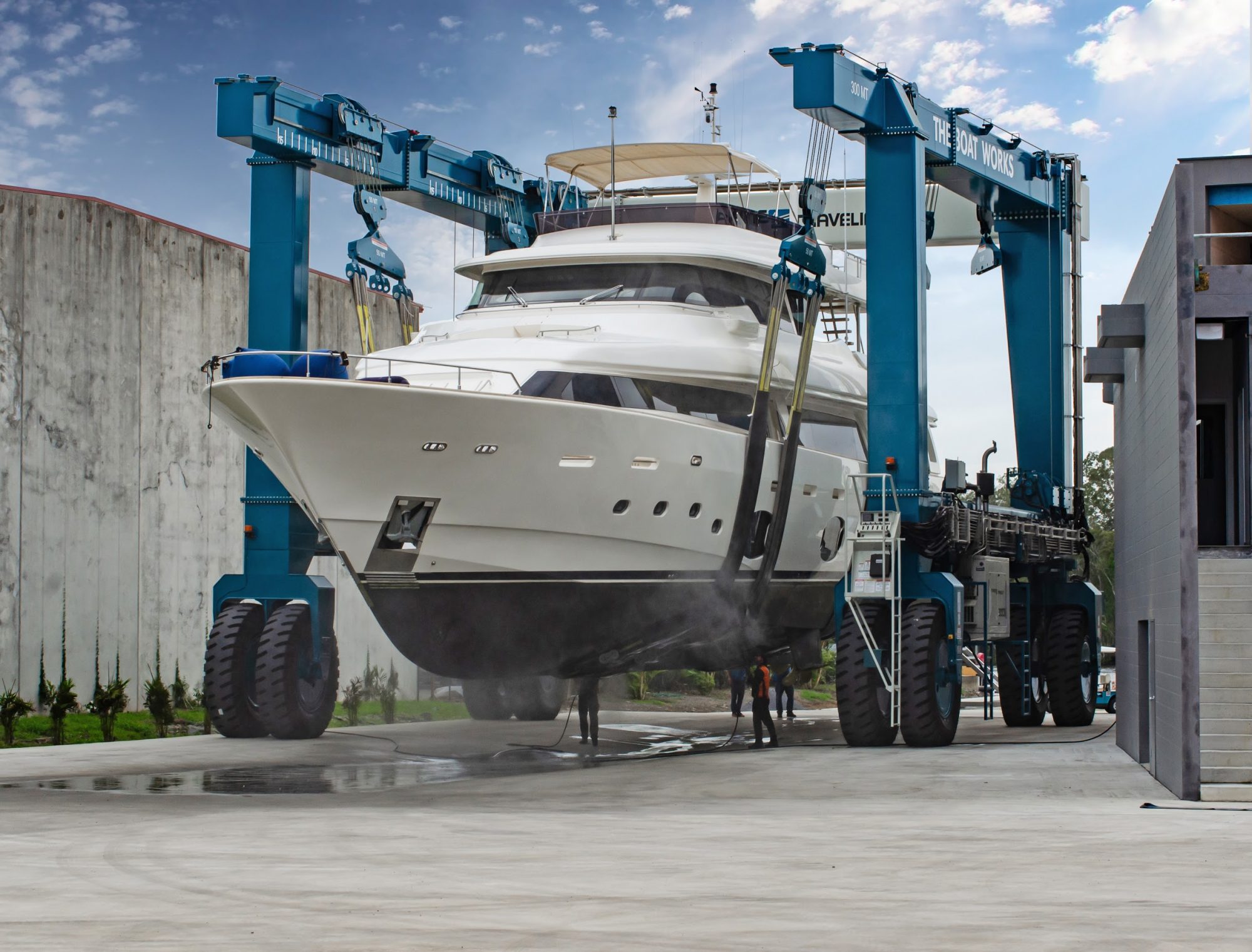 32m Ferretti 300 tonne lift.1