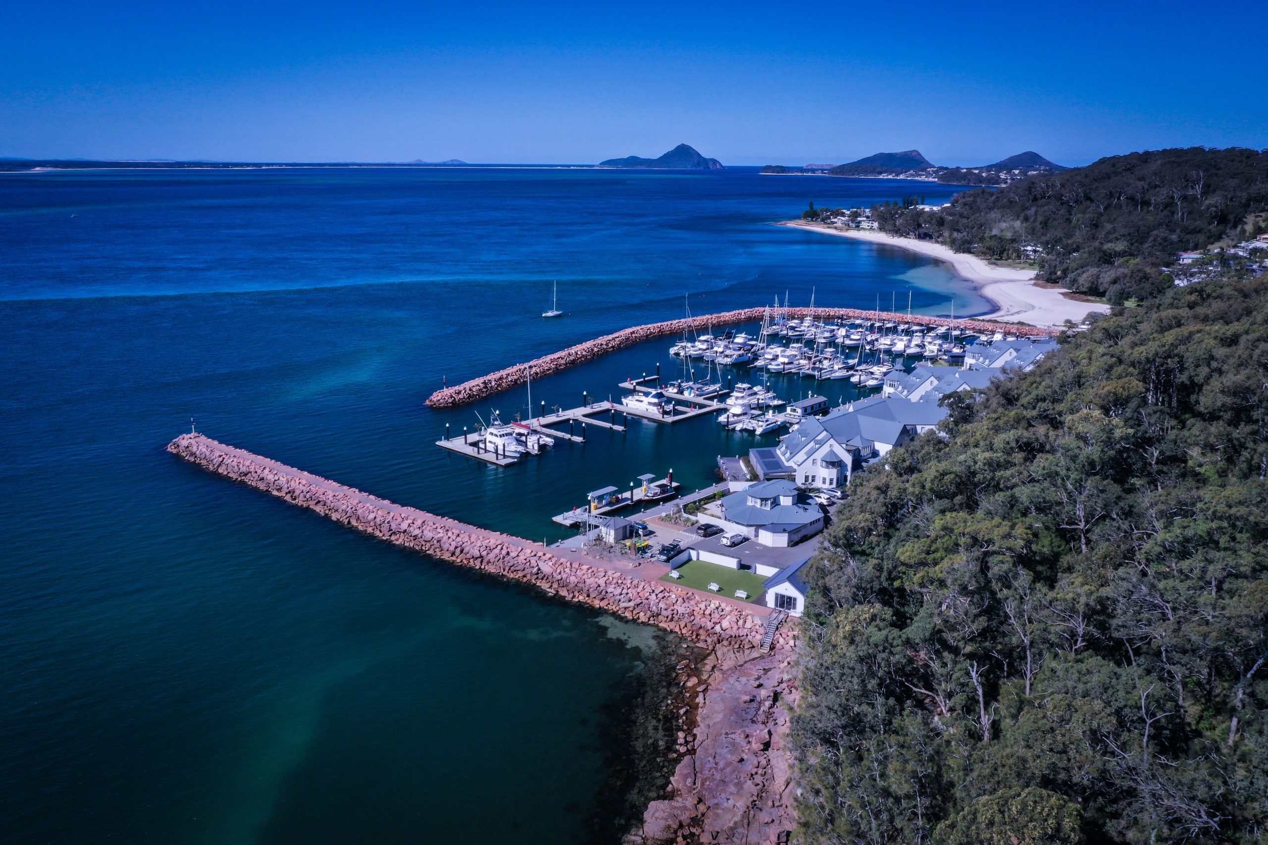 port stephens motor yacht club